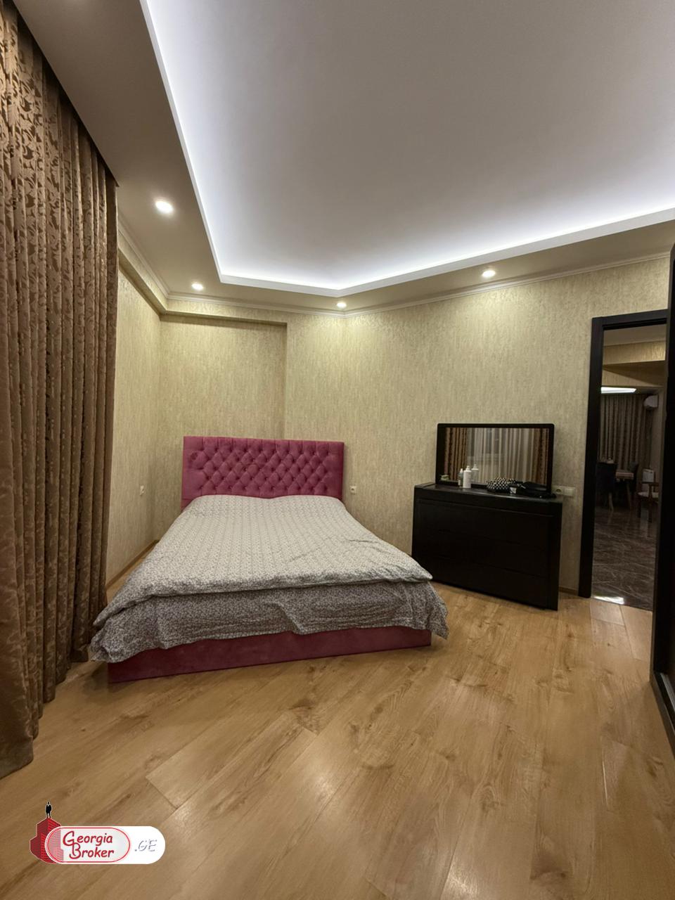 ქირავდება ახალი გარემონტებული 5 ოთახიანი ბინა ვაკეში